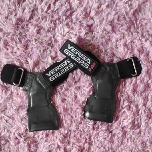 Men’s Black Lifting Grips with Wrist Straps